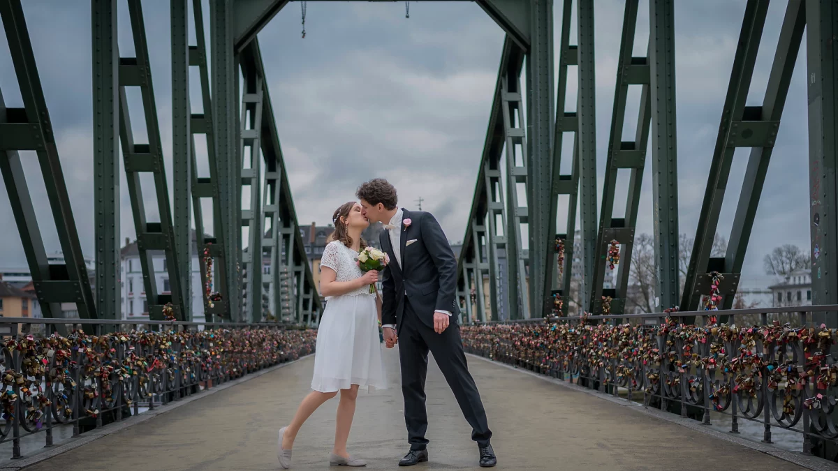 Ein Brautpaar küsst sich auf der alten Brücke in Frankfurt am Main