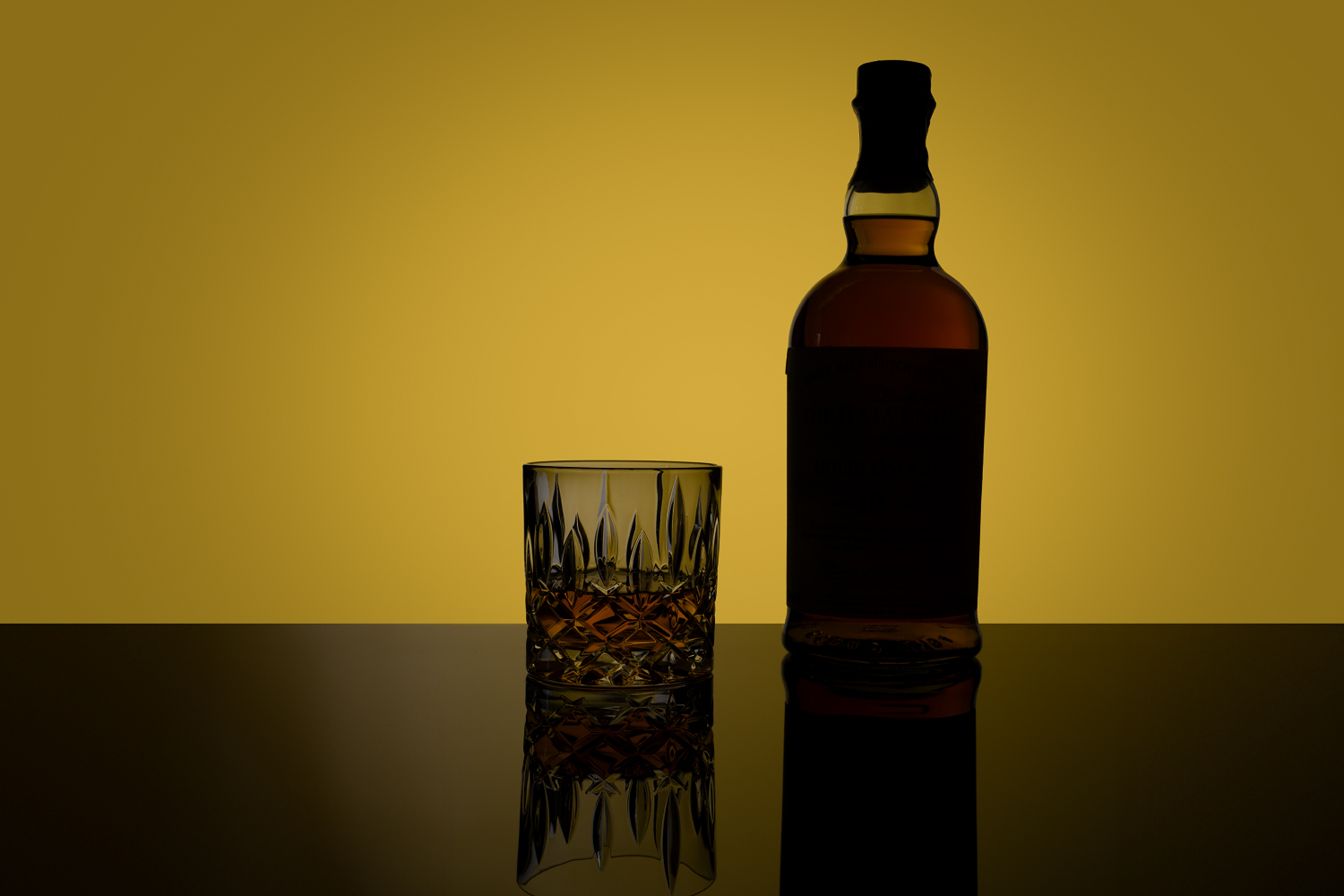 Eine Whiskey Flasche und ein gefülltes Glas
