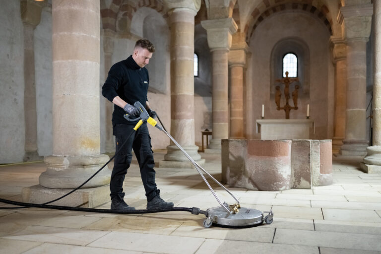 Bodenreinigung in der Krypta im Dom zu Speyer