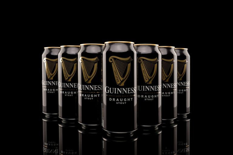 , Food, Deutschland, 19.02.2024, Guinness Dosen in Reihe auf schwarzem Glanz, ikonisches irisches Stout.