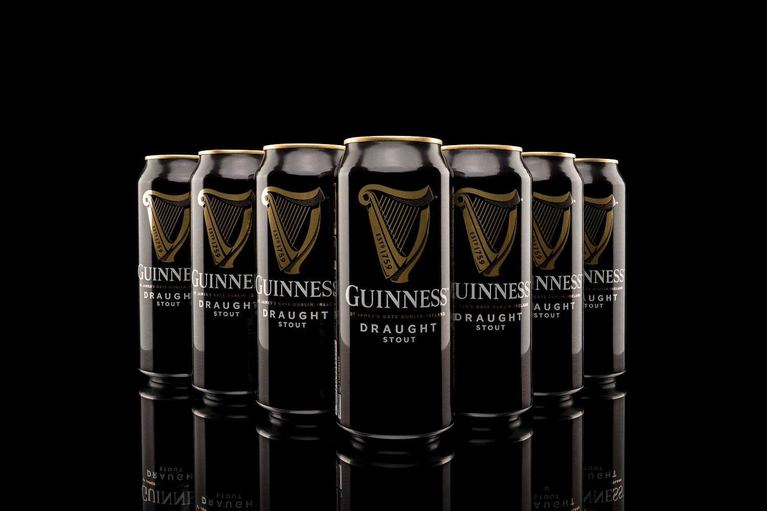 , Food, Deutschland, 19.02.2024, Guinness Dosen in Reihe auf schwarzem Glanz, ikonisches irisches Stout.