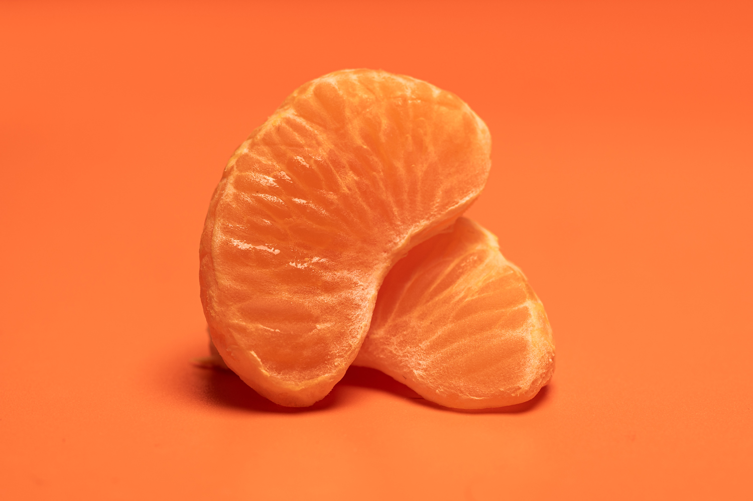 Frische Mandarinenstücke auf Orange