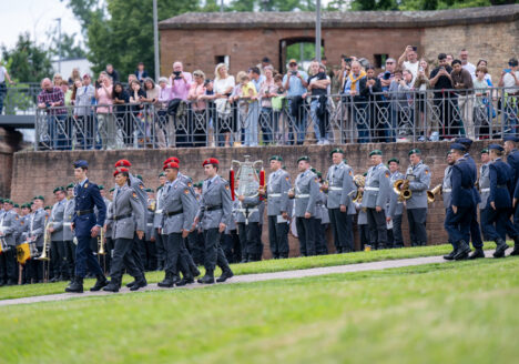 Deutschland, Rheinland-Pfalz, Germersheim, Stadtpark Fronte Lamotte, May 23. Etwa 240 Rekrutinnen und Rekruten der Bundeswehr nehmen an einer feierlichen Gelöbniszeremonie bzw. Vereidigung teil.