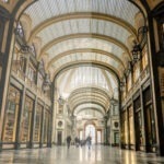 Innenansicht einer historischen Einkaufspassage mit gewölbtem Glasdach und elegantem Säulengang
