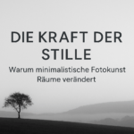 „Baum in weiter Hügellandschaft mit Text: Die Kraft der Stille – Warum minimalistische Fotokunst Räume verändert.“