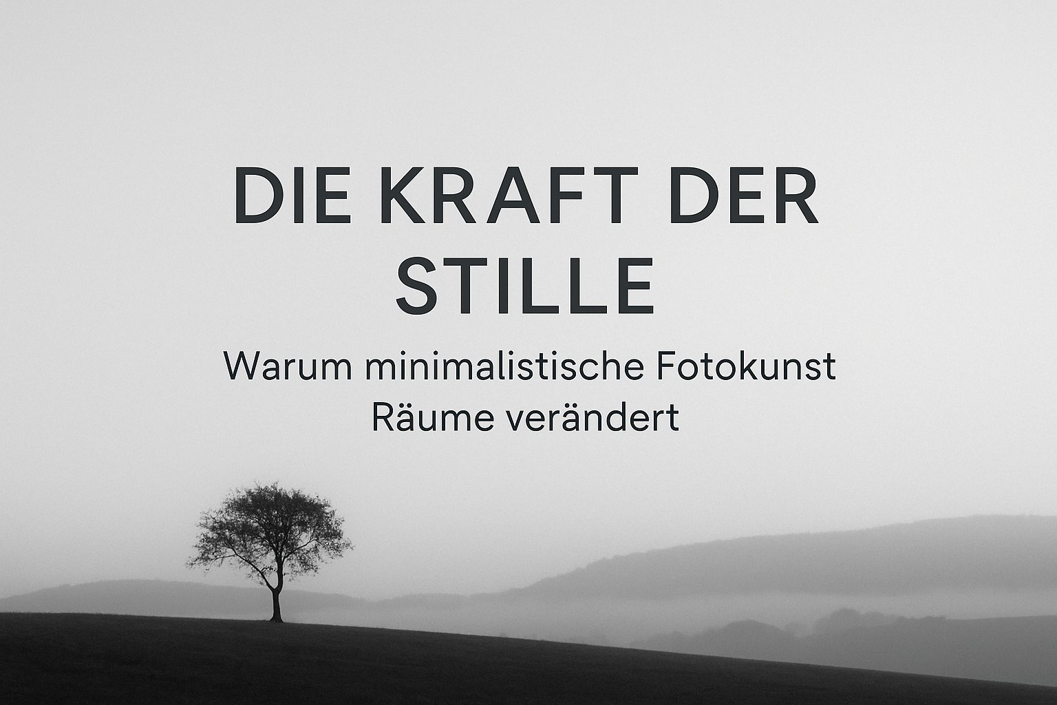 „Baum in weiter Hügellandschaft mit Text: Die Kraft der Stille – Warum minimalistische Fotokunst Räume verändert.“