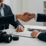 Businessfotograf im Gespräch mit Kunde – symbolisiert professionelle Zusammenarbeit