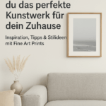 „Wohnzimmer mit Fine Art Print an der Wand und Text: Das perfekte Kunstwerk für dein Zuhause.“