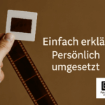 Hand hält Dia-Rahmen und Negativstreifen. Text im Bild: „Einfach erklärt. Persönlich umgesetzt.“