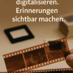 Hand hält einen Filmstreifen mit Negativen vor sepiafarbenem Hintergrund. Text: „Negative digitalisieren. Erinnerungen sichtbar machen.“