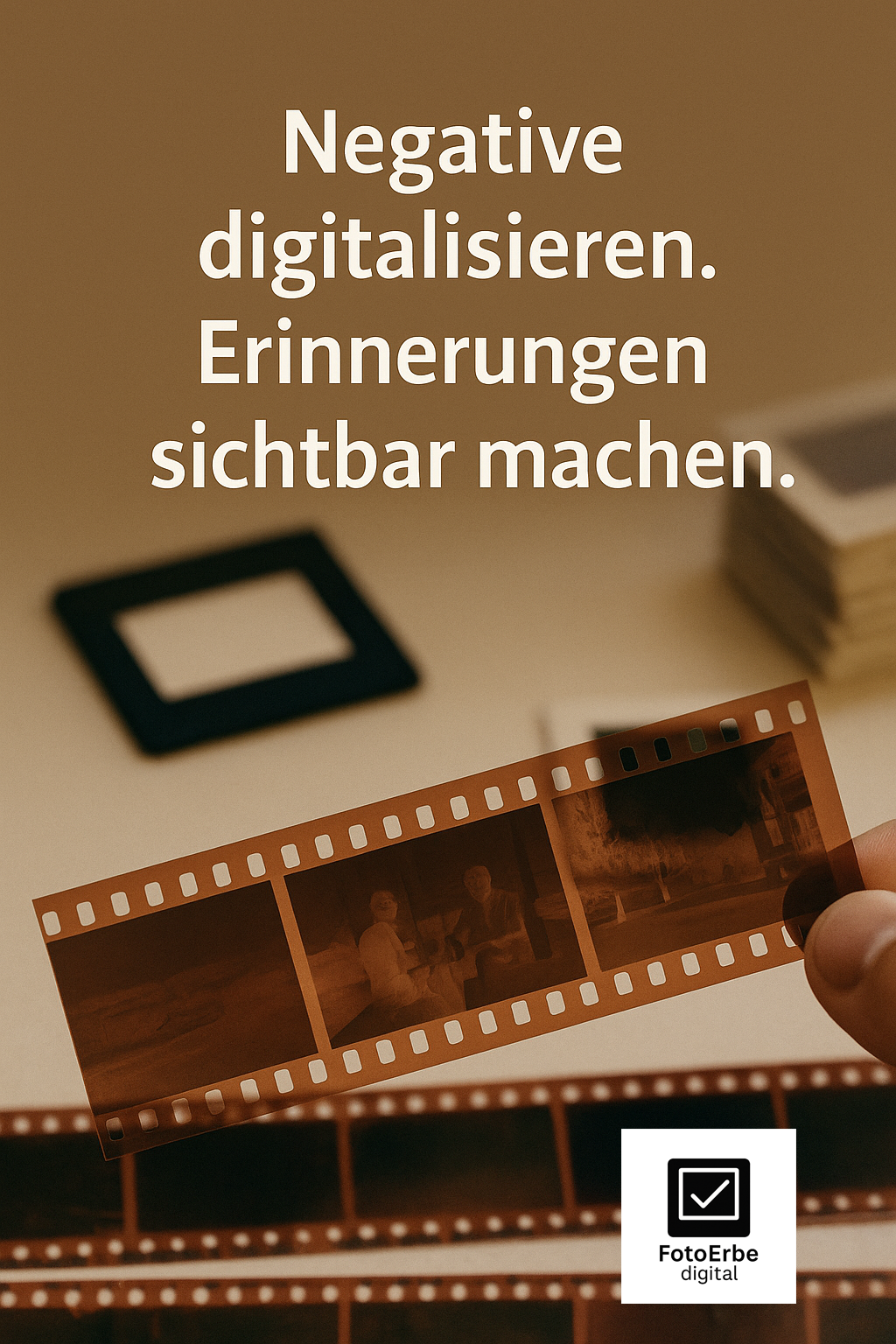 Hand hält einen Filmstreifen mit Negativen vor sepiafarbenem Hintergrund. Text: „Negative digitalisieren. Erinnerungen sichtbar machen.“