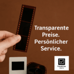 Hand hält einen 35mm-Filmstreifen. Rechts im Bild steht der Text: „Transparente Preise. Persönlicher Service.“
