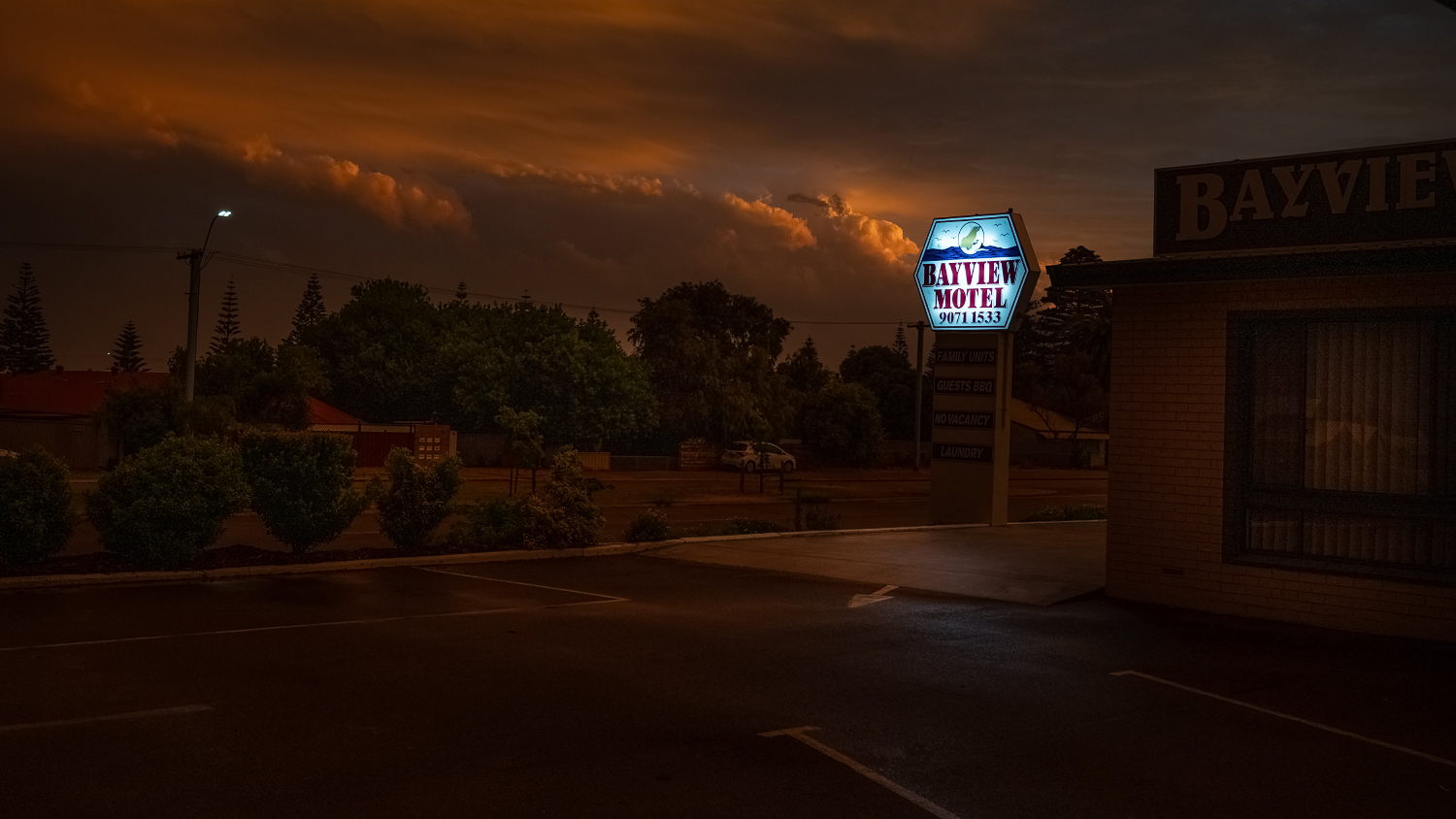 Leuchtendes Motel-Schild bei Nacht in Esperance, Western Australia – Teil der AURIN-Serie Verblassende Orte