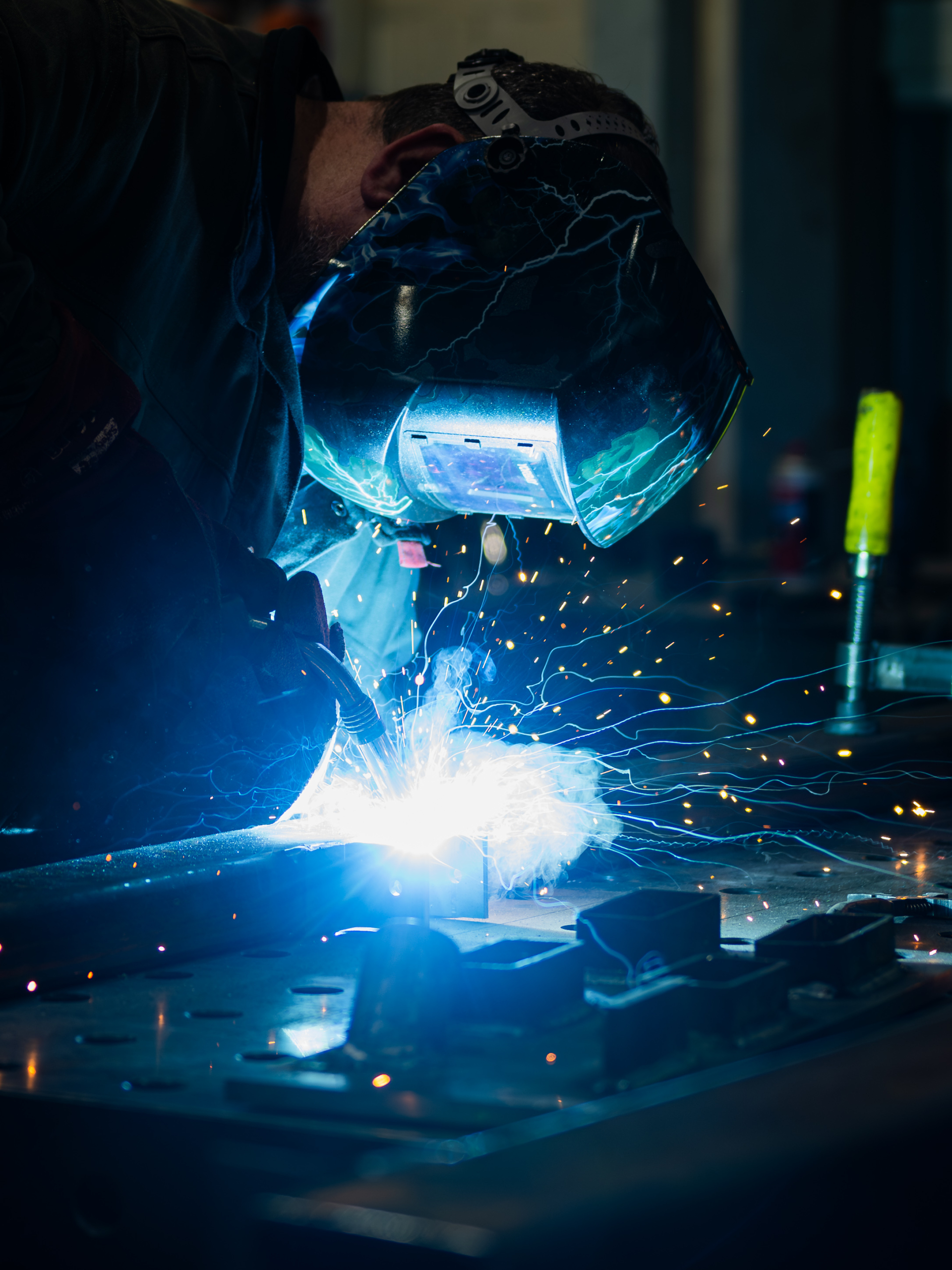 Reportagefotografie – Industrie & Handwerk Schweißer bei der Arbeit – Funkenflug in industrieller Umgebung