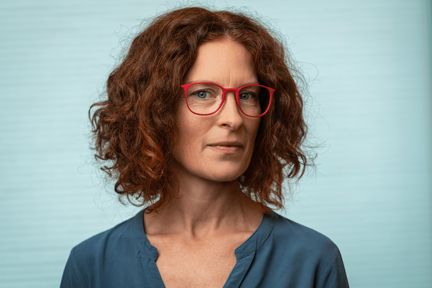 Businessportrait vor hellblauem Hintergrund https://ulrich-roth.com/wp-content/uploads/2024/08/URF9016.png