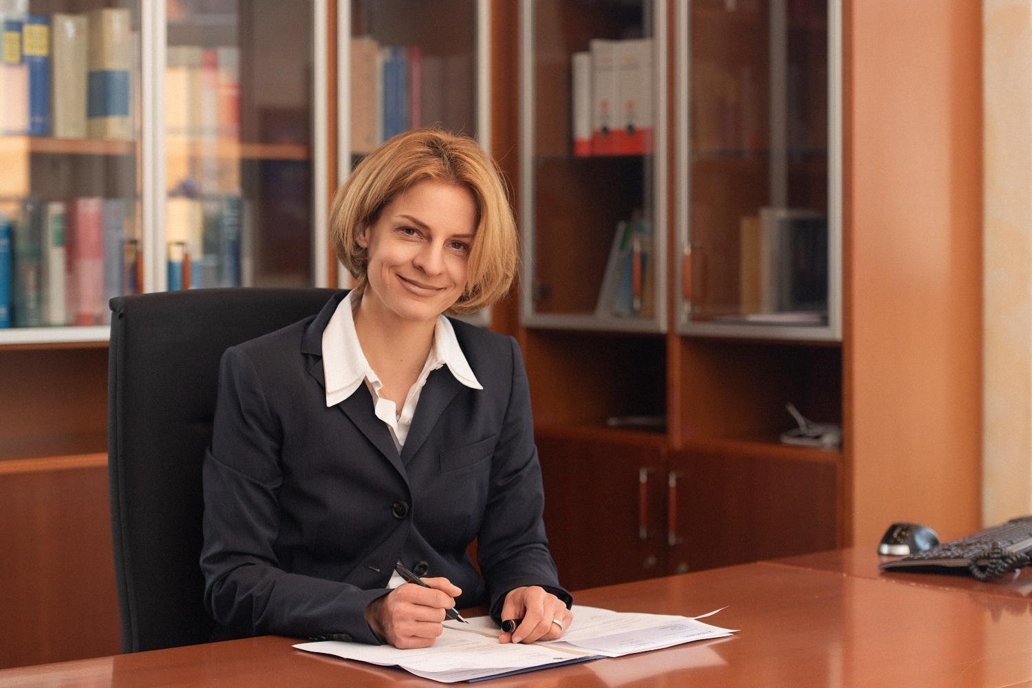 Businessportrait einer Frau im Büro – professionelles Fotoshooting mit natürlichem Licht