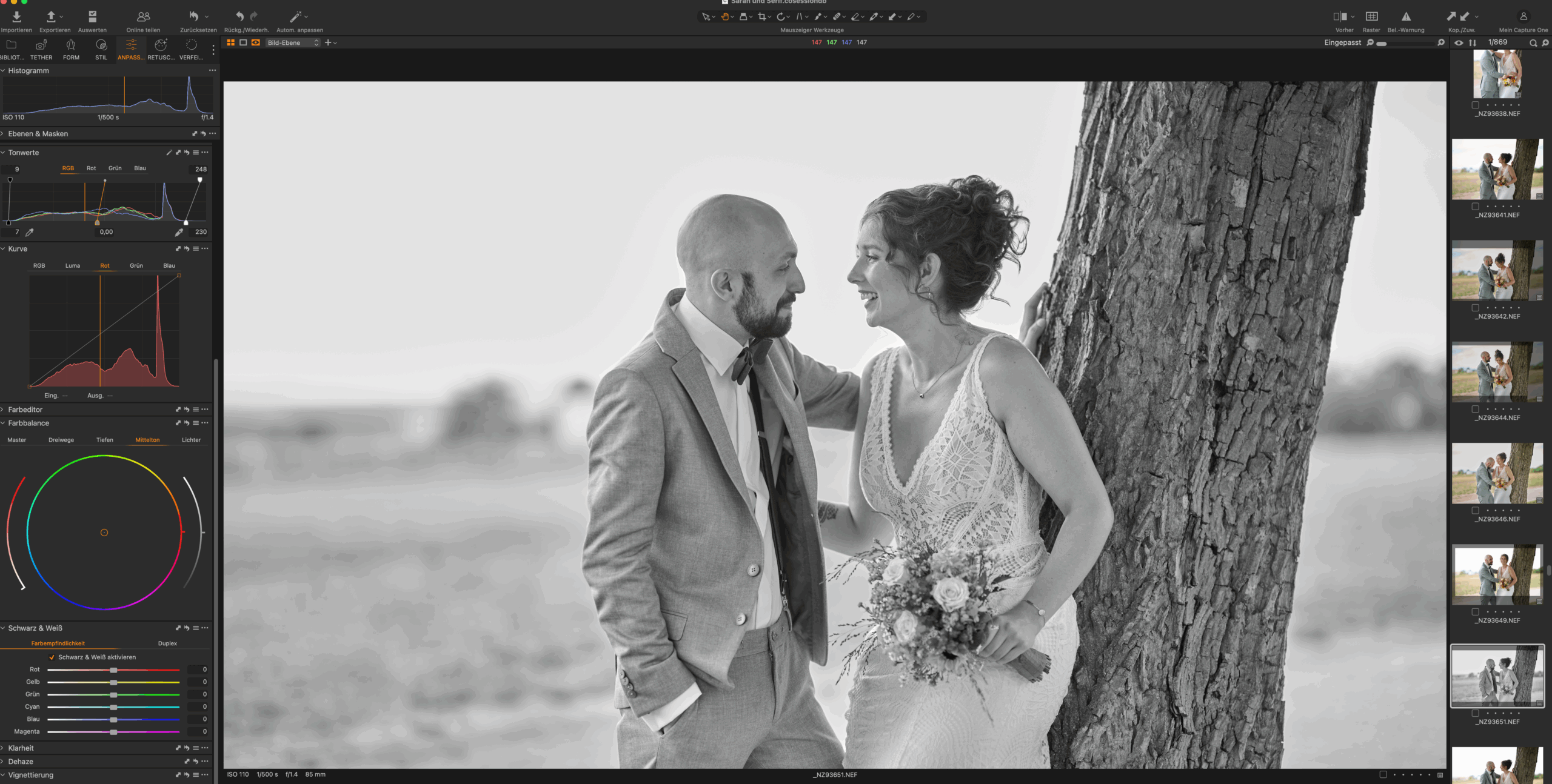 Braut und Bräutigam in innigem Moment am Baum – natürliches, emotionales Hochzeitsfoto in Schwarz-Weiß