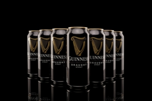 Guinness Draught Stout Dosen auf schwarzem Hintergrund