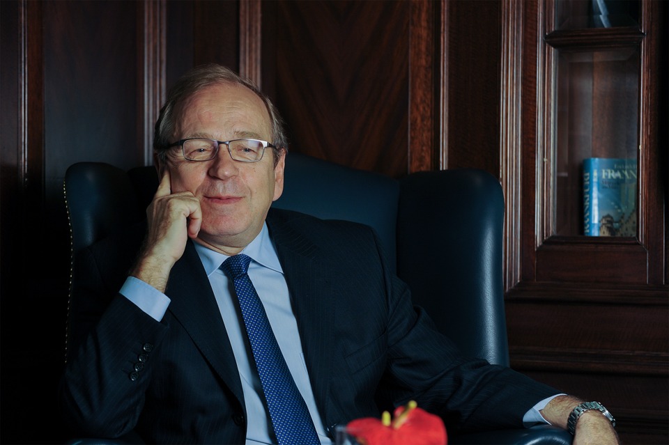Mann im Anzug im Ledersessel bei einem Business-Interview im edlen Büro