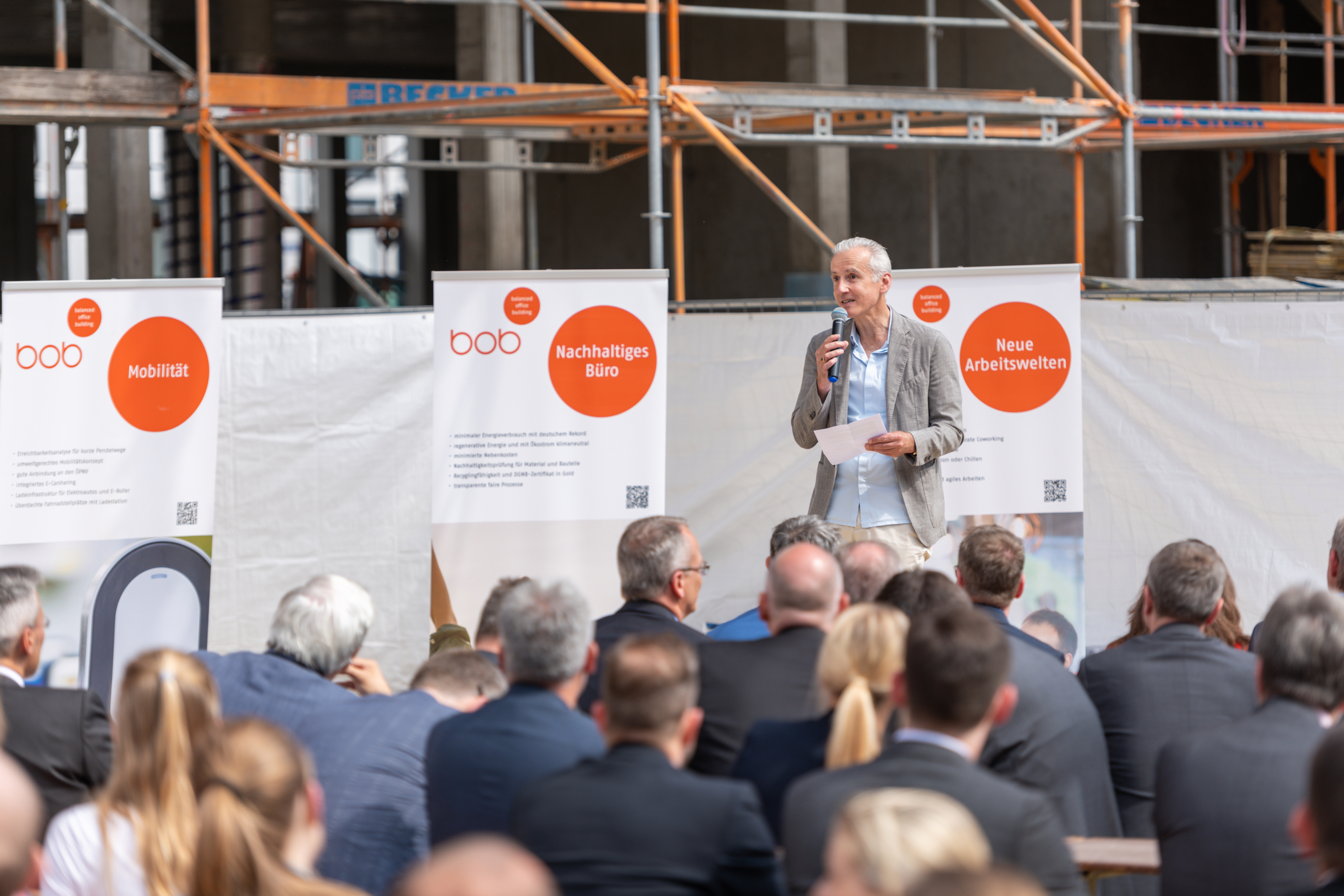 Redner bei Business-Veranstaltung Business-Event mit Redner und Publikum – Ulrich Roth Fotografie