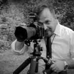 Ulrich Roth bei der Arbeit als Fotograf mit Kamera und Stativ im Garten