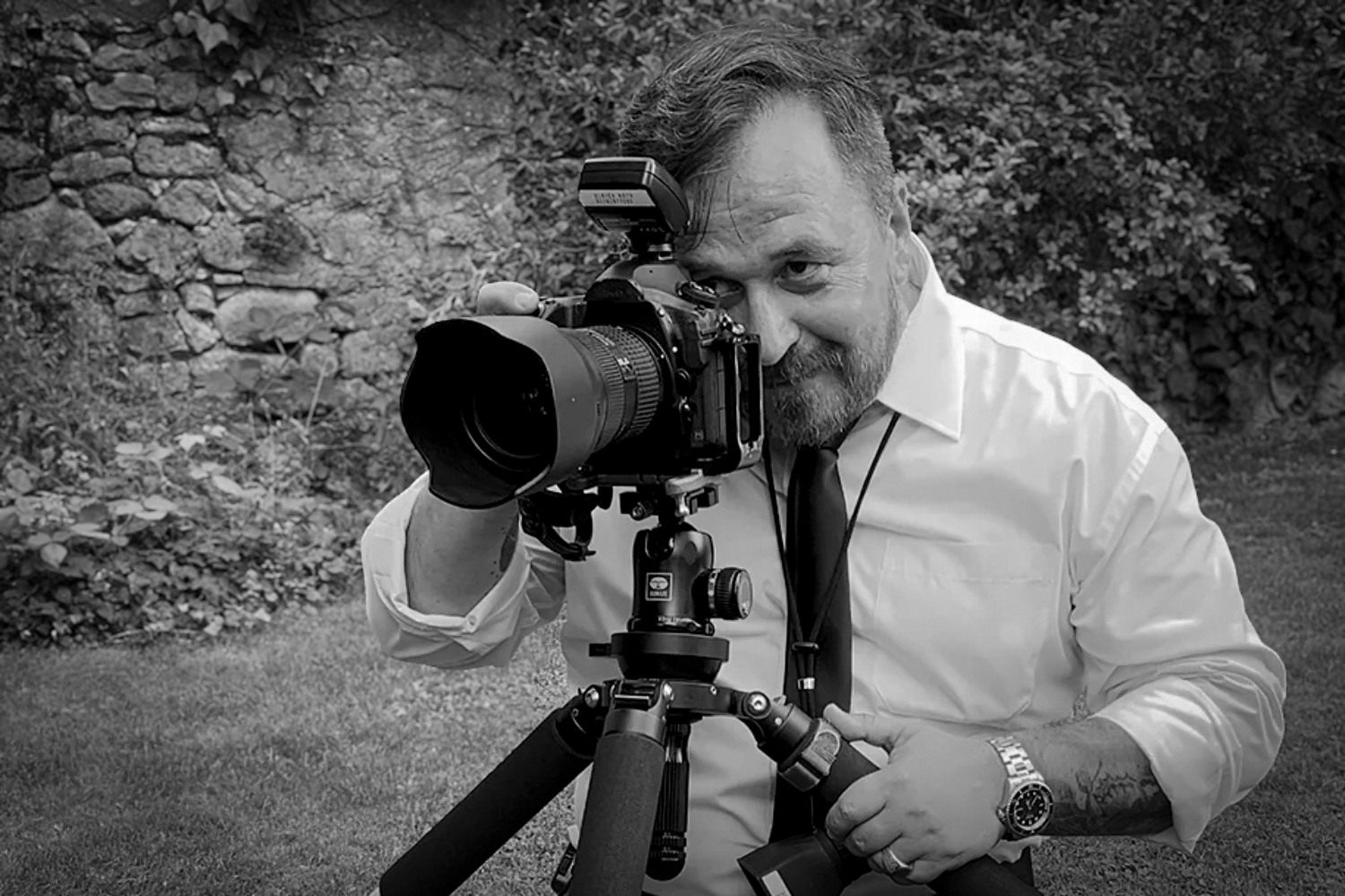 Ulrich Roth bei der Arbeit als Fotograf mit Kamera und Stativ im Garten