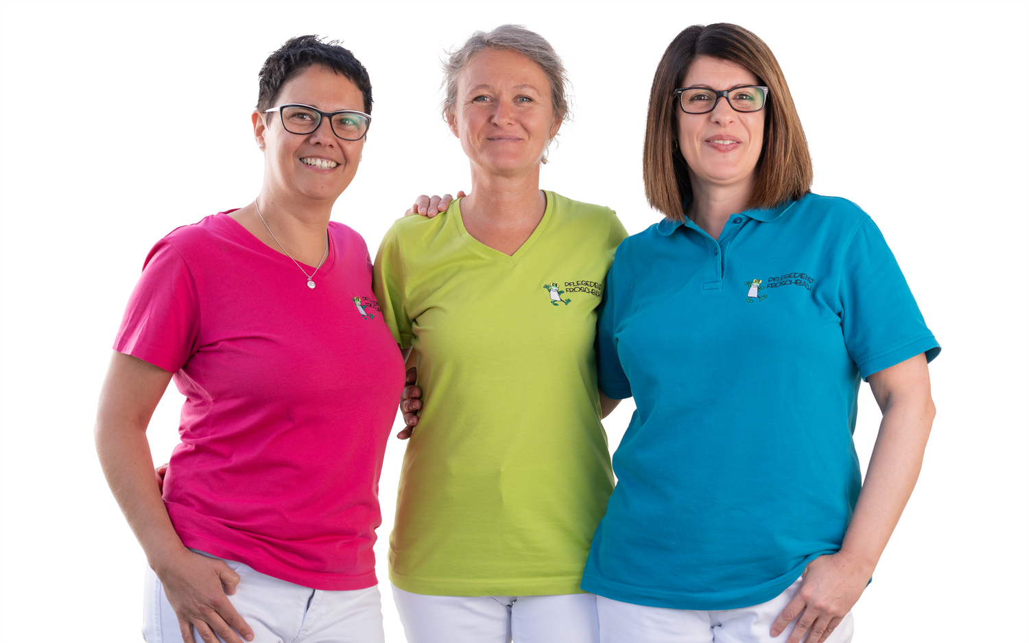 Businessfotografie Mannheim: Teamfoto für Unternehmen Businessfotografie in Mannheim – Teamfoto von drei Mitarbeiterinnen in bunter Berufskleidung vor weißem Hintergrund