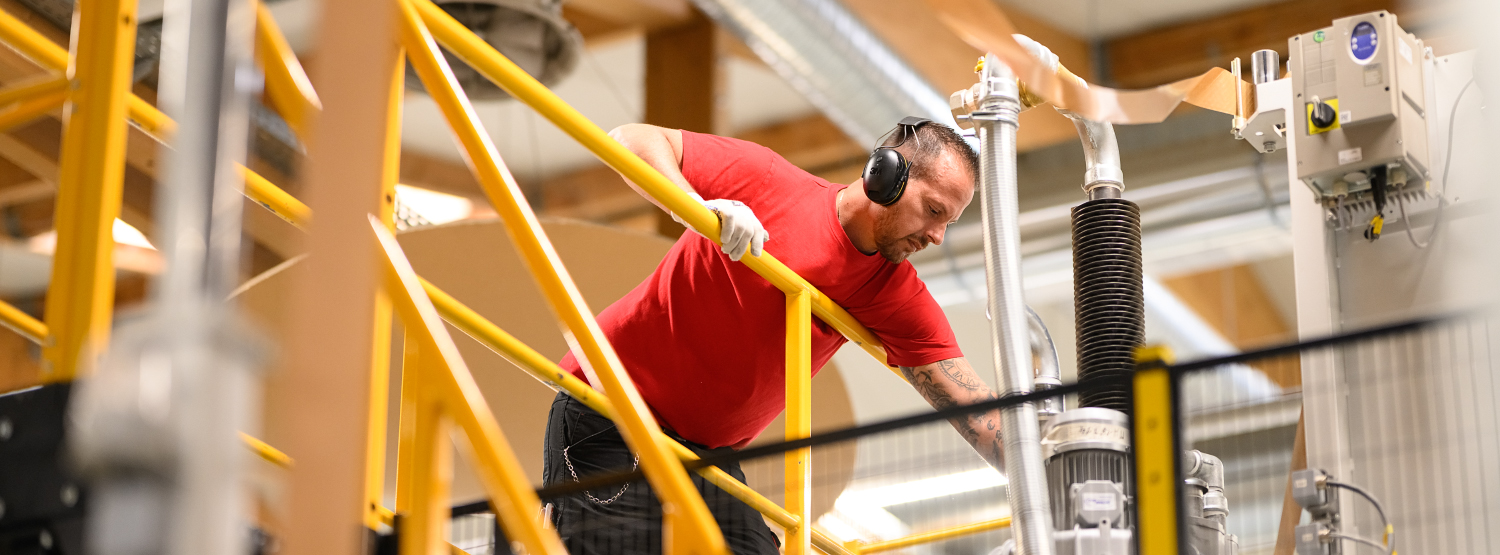 Businessfotos: Mitarbeiter in der Industrie bei der Arbeit an einer Produktionsmaschine