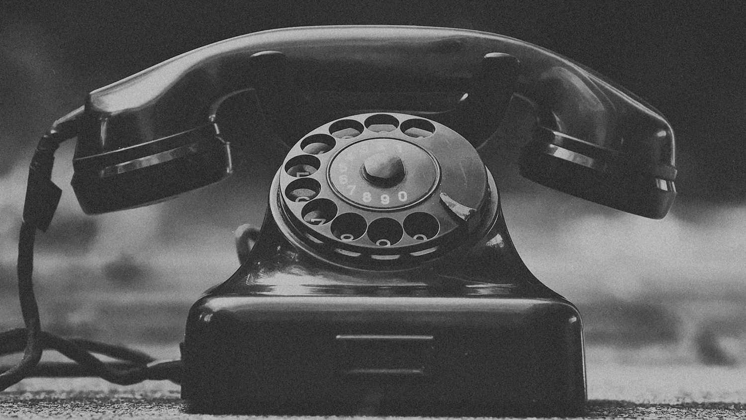 Schwarzes Retro-Telefon als Symbol für persönliche Beratung