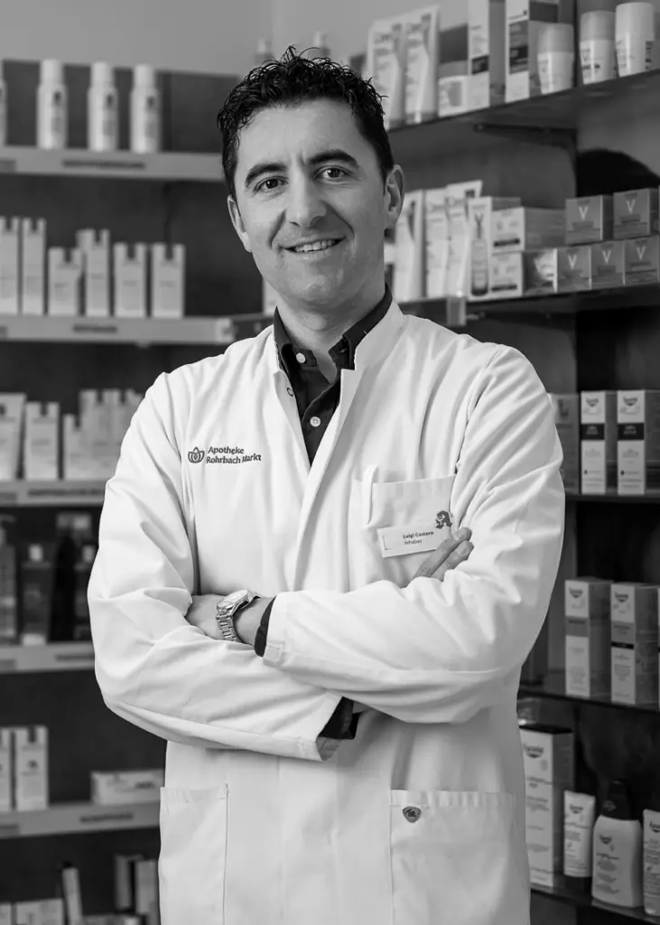 Businessfotograf Ulrich Roth – Schwarzweiß Portrait eines Apothekers im Verkaufsraum