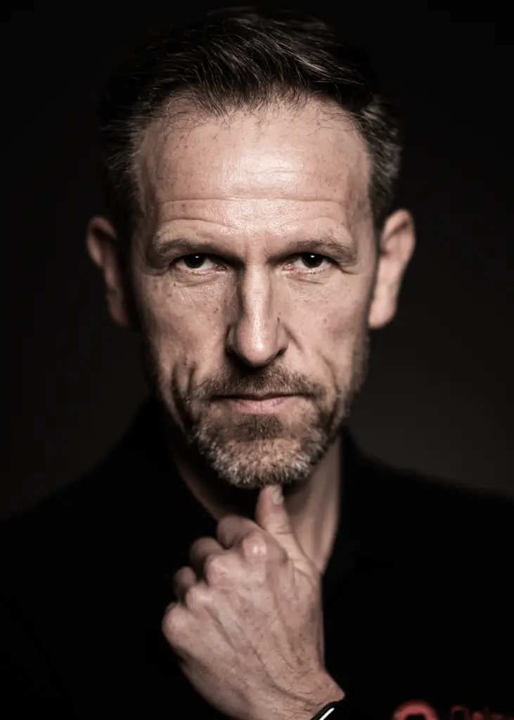 Charakterstarkes Businessportrait eines Mannes – Fotograf Ulrich Roth Businessportrait eines ernst blickenden Mannes vor dunklem Hintergrund, fotografiert von Ulrich Roth