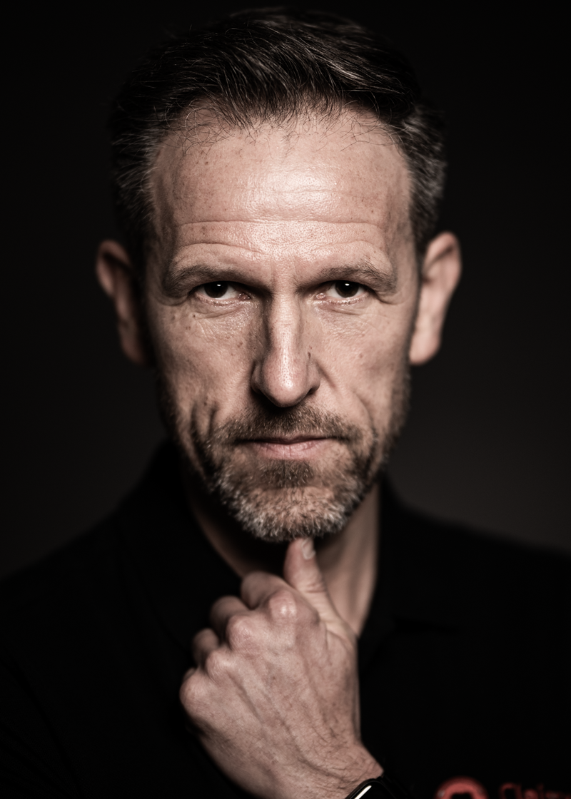 Businessfotograf Ulrich Roth – Schwarzweiß Portrait eines Apothekers im Verkaufsraum