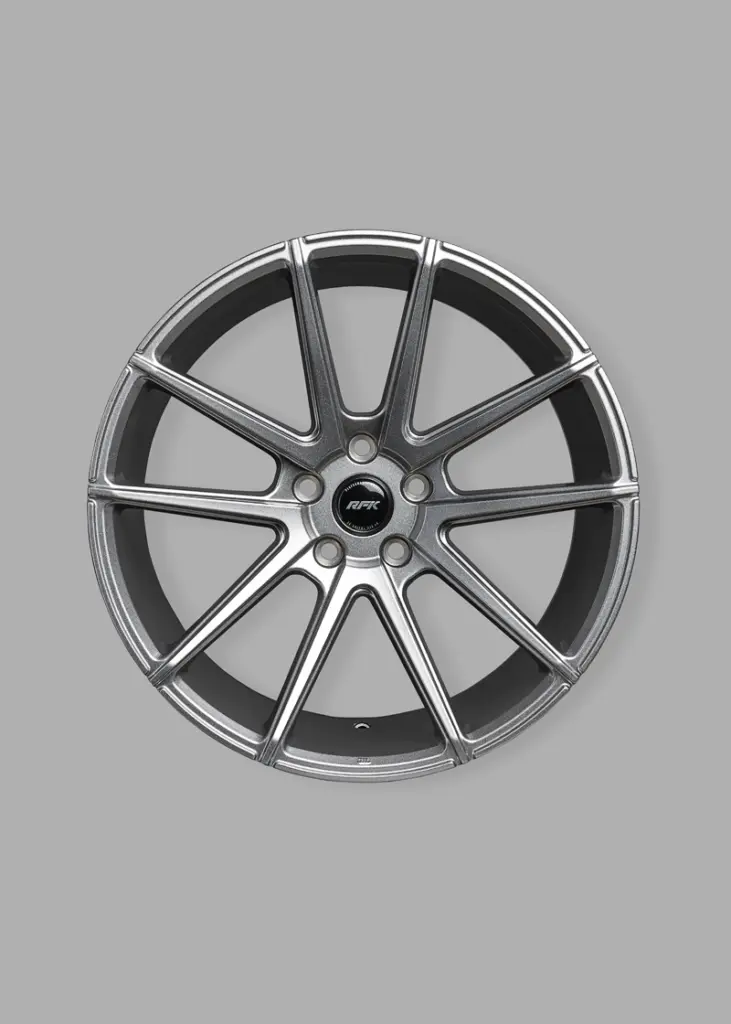 Freigestellte Autofelge auf grauem Hintergrund – Produktfoto von Ulrich Roth