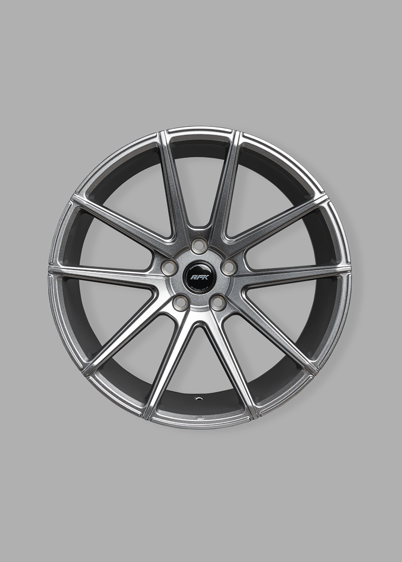 Freigestellte Autofelge auf grauem Hintergrund – Produktfoto von Ulrich Roth