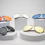 Produktfotografie mehrerer Sonnenbrillen in verschiedenen Farben auf weißen Podesten – Ulrich Roth Businessfotografie