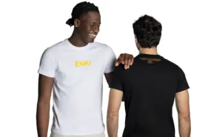 Produktfotografie von zwei Männern mit T-Shirts in Weiß und Schwarz, Modeaufnahme auf weißem Hintergrund – Ulrich Roth Businessfotografie