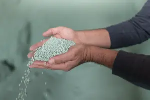 Produktfotografie von Granulat in Händen, industrielles Material für Produktion und Fertigung – Ulrich Roth Businessfotografie