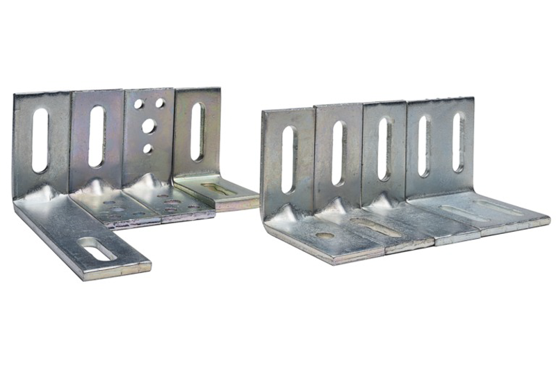 Produktfotografie von verzinkten Metallwinkeln für Bau und Handwerk auf weißem Hintergrund – Ulrich Roth Businessfotografie