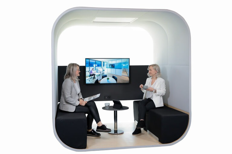 Businessfotografie von zwei Frauen in einer modernen Meeting-Pod Kabine bei einem Gespräch – Ulrich Roth