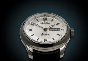 Produktfotografie einer eleganten Armbanduhr mit silbernem Zifferblatt und Lederarmband – Ulrich Roth Businessfotografie