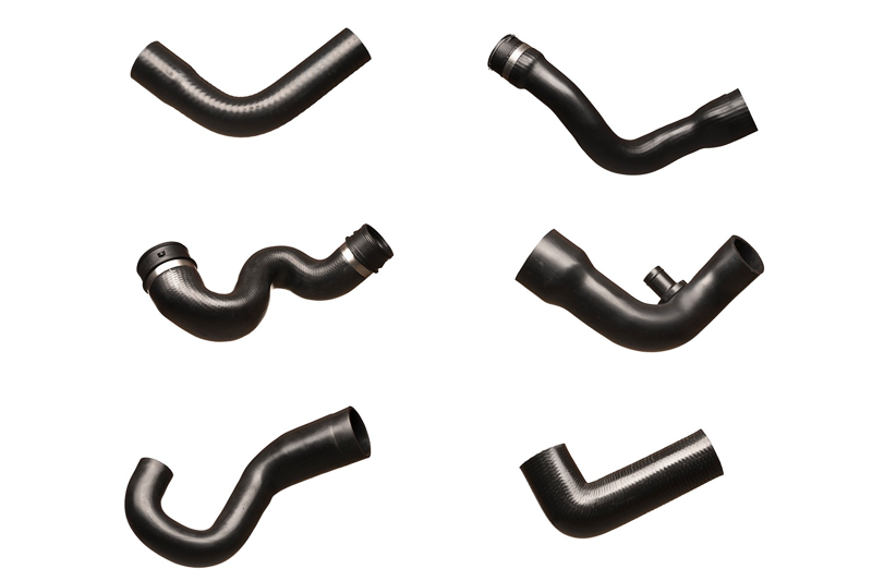 Produktfotografie von schwarzen Schlauchformteilen für Industrie und Automotive auf weißem Hintergrund – Ulrich Roth Businessfotografie