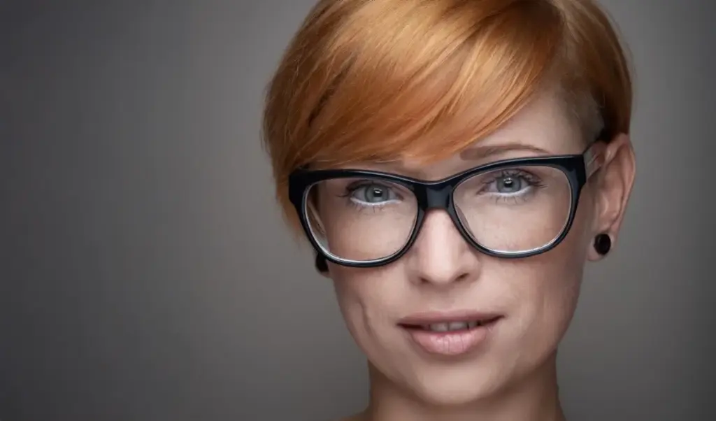 Businessportrait einer Frau mit Brille vor neutralem Hintergrund – Startseitenbild Ulrich Roth Fotografie