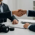 Geschäftsleute beim Handschlag – Symbolbild für Fotografievertrag in der Businessfotografie