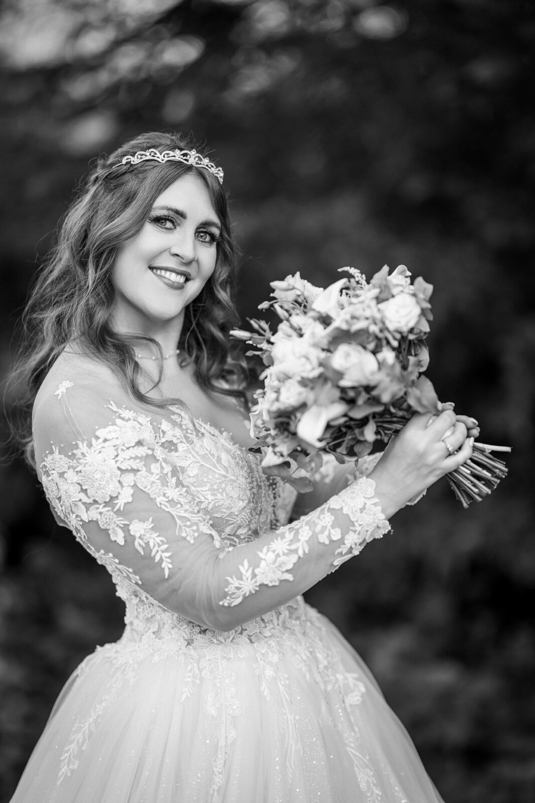 Braut im Hochzeitskleid mit Brautstrauß – professionelles Brautportrait von Hochzeitsfotograf Ulrich Roth in der Pfalz und Rhein-Neckar.