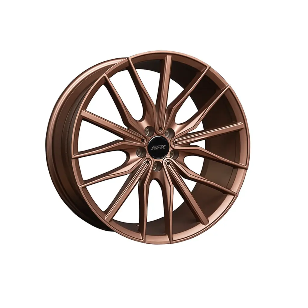 Freigestelltes Produktfoto einer bronzefarbenen Alufelge auf weißem Hintergrund, fotografiert von Ulrich Roth