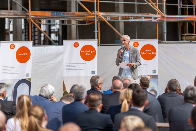 Eventfotografie für Unternehmen: Rede vor Gästen bei einer Firmenveranstaltung in Speyer