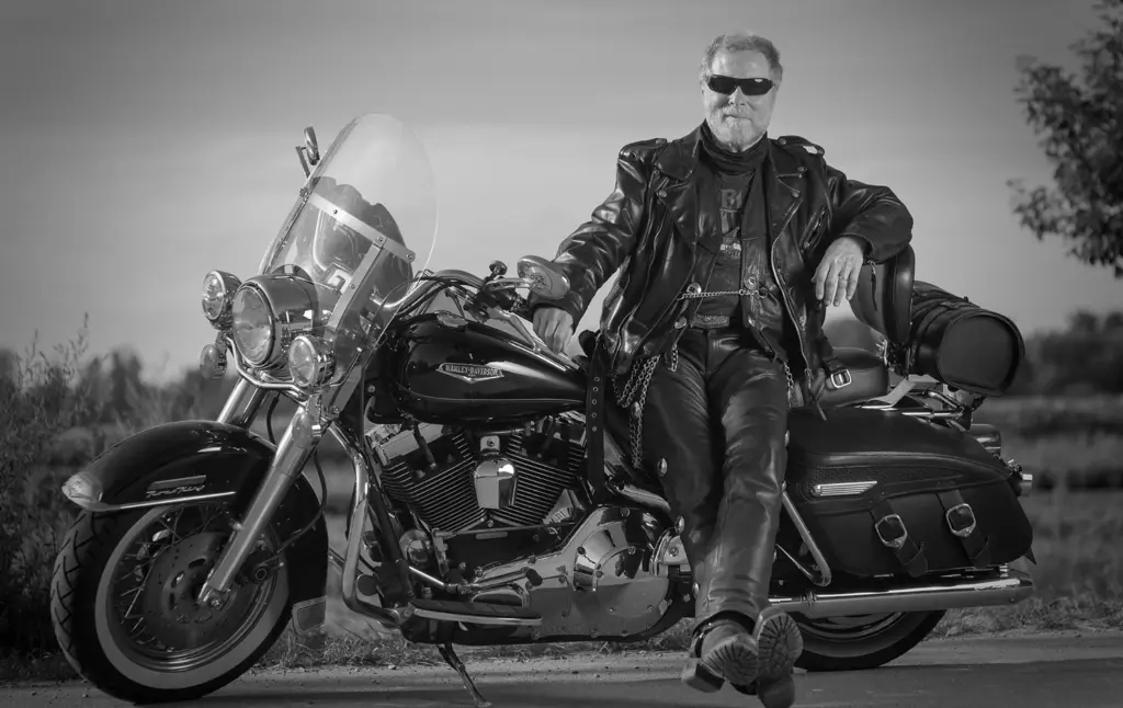 Personal Branding Fotograf Ulrich Roth – Businessporträt auf Harley Davidson in Schwarzweiß, Symbol für Charakter und Markenstärke