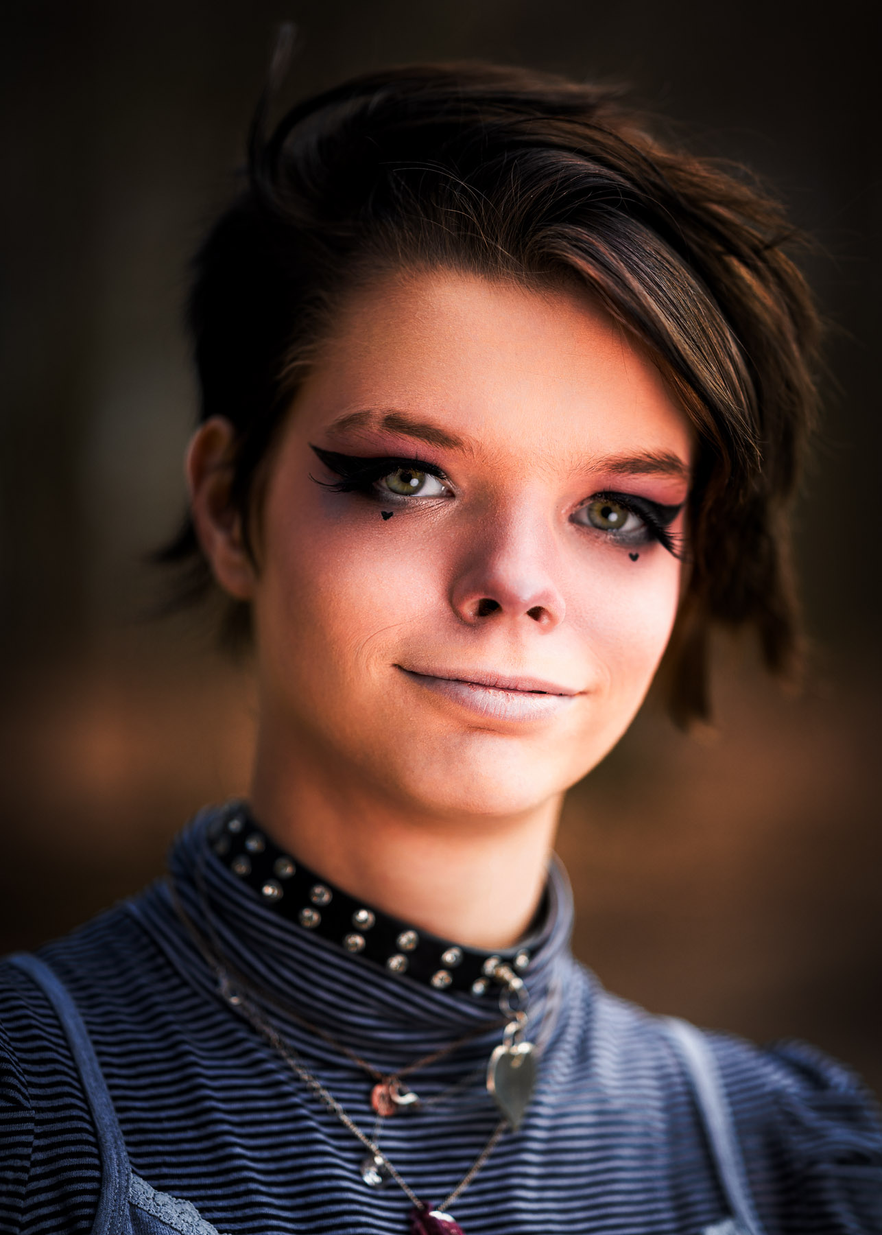 Portrait mit direktem Blick und weichem Licht, reduzierter Hintergrund, klare Ausdrucksstärke.