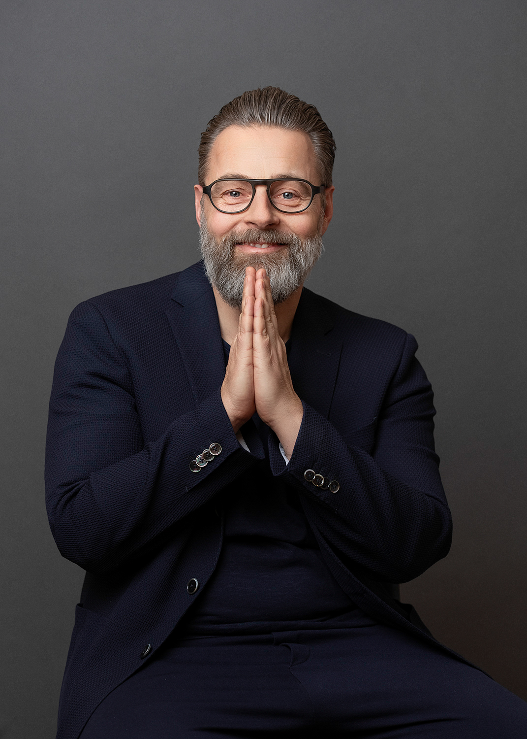 Ruhiges Portrait mit natürlichem Ausdruck und reduzierter Lichtführung.