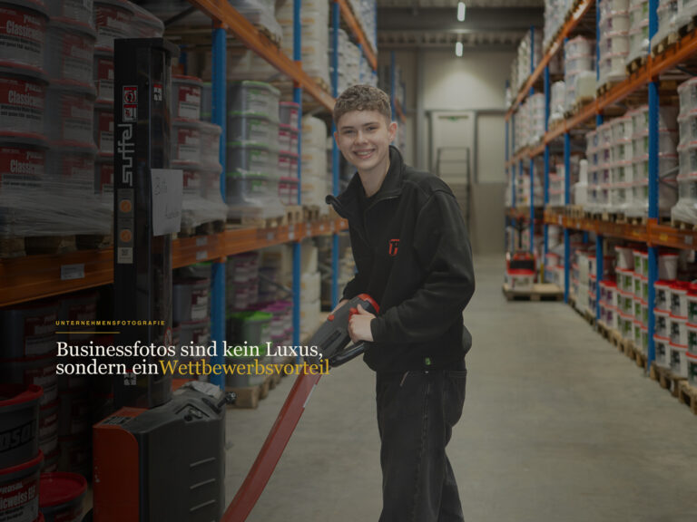 Mitarbeiter bei der Arbeit in einem Lager für technische Produkte
